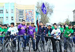 15 апреля в южной столице компания MegaCom при поддержке мэрии города Ош провела масштабный веломарш при участии около 1000 любителей и профессионалов велоспорта, занявших всю главную площадь города.