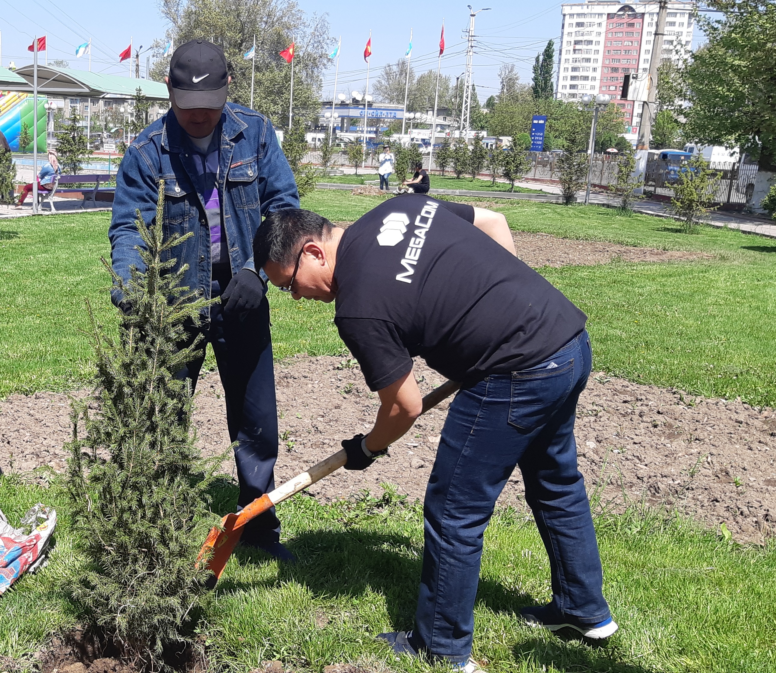 В минувшую субботу, 21 апреля, в городах Бишкек и Ош состоялись субботники с участием сотрудников MegaCom во главе с руководством компании.

